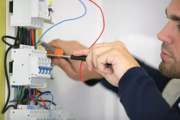 Luzes piscando - sobrecarga do circuito - luz piscando quando liga algo na tomada, quando liga o chuveiro elétrico